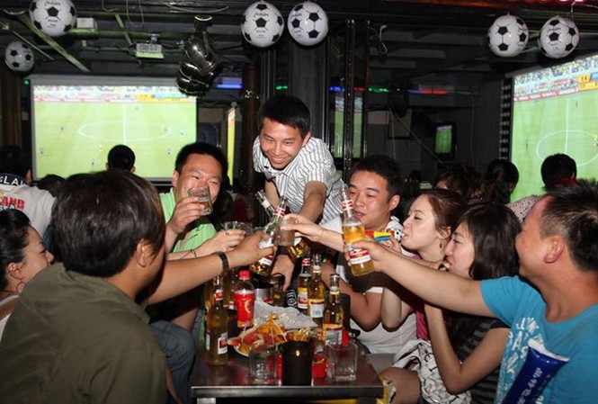 Làm sao giữ sức khỏe khi thức đêm xem World Cup dài ngày? Ảnh minh họa: The Sinology Institute