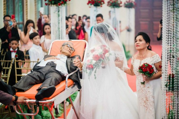 Bố ung thư nằm cáng đưa con gái vào lễ đường Ông Pedro nằm cáng dẫn con gái vào lễ đường. Ảnh: L.T.