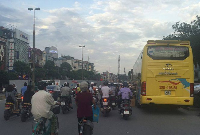 Xe khách mượn danh hợp đồng “làm loạn” đường phố Hà Nội Xe khách mượn danh hợp đồng “làm loạn” đường phố Hà Nội