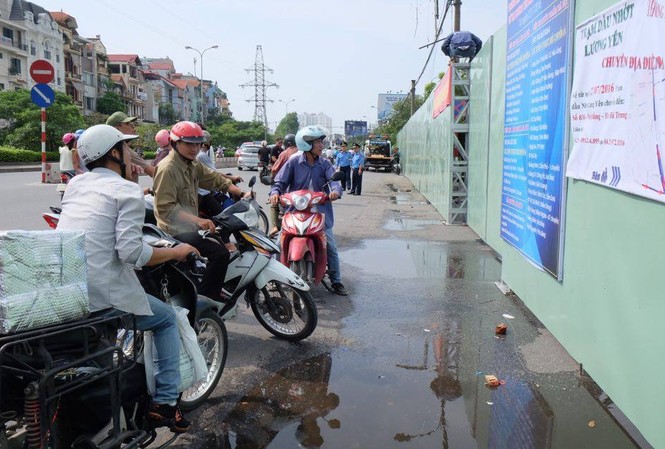 Nhiều người bất ngờ vì bến xe Lương Yên đóng cửa Nhiều người bất ngờ vì bến xe Lương Yên đóng cửa