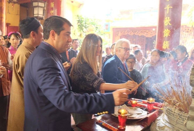 Gần 30 Đại sứ các nước đi lễ đầu năm Gần 30 Đại sứ các nước đi lễ đầu năm