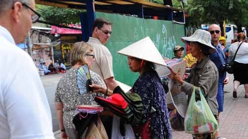 Khách tây bị 'chém' túi bánh rán 700.000 đồng: Sở du lịch Hà Nội nói gì? Khách tây bị 'chém' túi bánh rán 700.000 đồng: Sở du lịch Hà Nội nói gì?