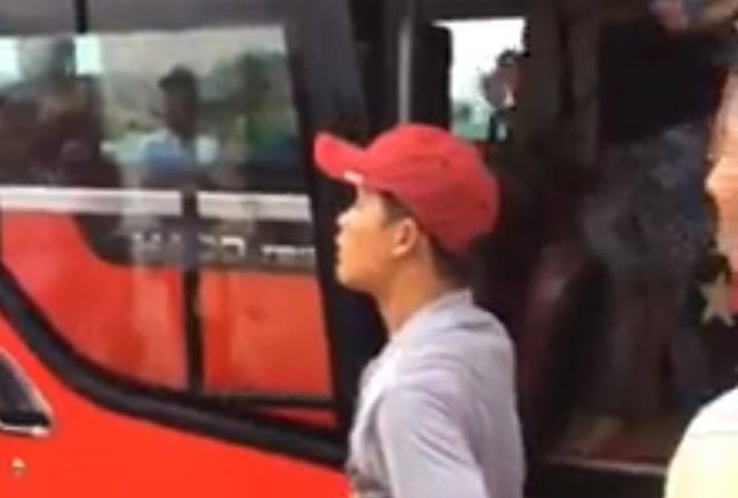 Xử nghiêm nhà xe ném đồ, đuổi du khách xuống giữa đường Xử nghiêm nhà xe ném đồ, đuổi du khách xuống giữa đường