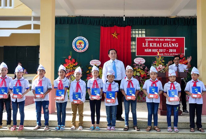 Điện lực Hà Nội tặng 5 vạn cuốn vở cho học sinh nghèo Điện lực Hà Nội tặng 5 vạn cuốn vở cho học sinh nghèo