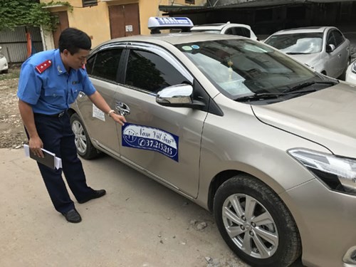 Đi từ phố cổ ra Nội Bài, taxi dù 'chặt chém' khách 2 triệu đồng Chiếc taxi dù bị tạm giữ tại cơ quan chức năng. Ảnh: Thùy Linh