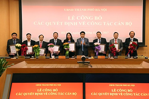 Hà Nội bổ nhiệm Chánh Thanh tra và Giám đốc Sở Giáo dục và Đào tạo Chủ tịch UBND TP Hà Nội Nguyễn Đức Chung trao quyết định bổ nhiệm cán bộ lãnh đạo các sở, ngành. Ảnh: HNM