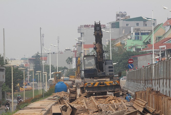 Công trình hạ đê Nghi Tàm vắng bóng công nhân Công trình hạ đê Nghi Tàm vắng bóng công nhân