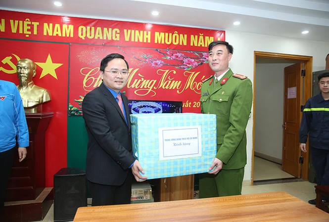Bí thư Trung ương Đoàn thăm chúc Tết cán bộ chiến sĩ trực đêm 30 Tết Bí thư Trung ương Đoàn thăm chúc Tết cán bộ chiến sĩ trực đêm 30 Tết