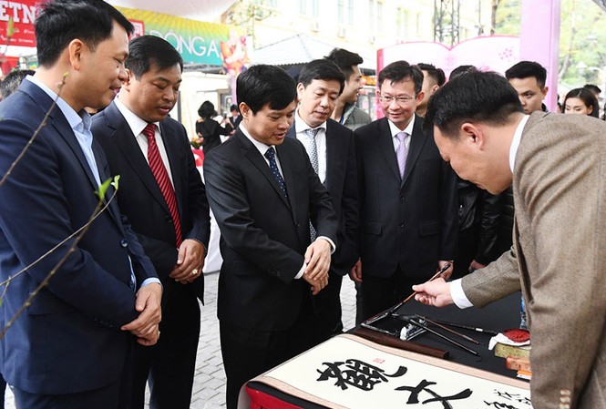 Phó Chủ tịch Hà Nội xin chữ thư pháp tại Phố sách Xuân Phó Chủ tịch Hà Nội xin chữ thư pháp tại Phố sách Xuân