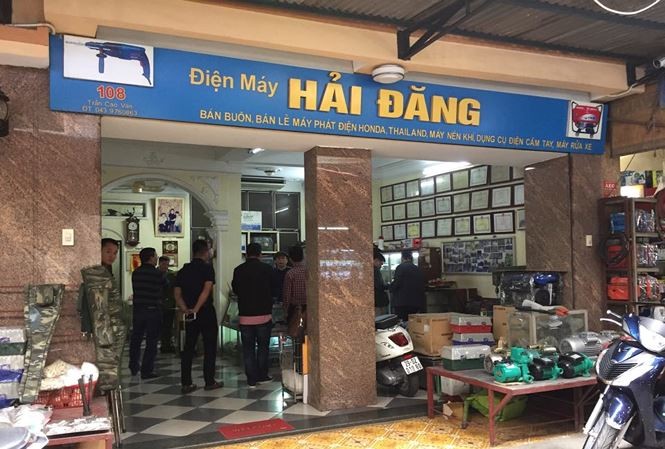 Chủ tịch Hà Nội yêu cầu làm rõ 'chợ linh kiện súng' giữa Thủ đô Lực lượng chức năng kiểm tra cửa hàng bán linh kiện, súng, đạn tại chợ Trời. Ảnh: M.Đ