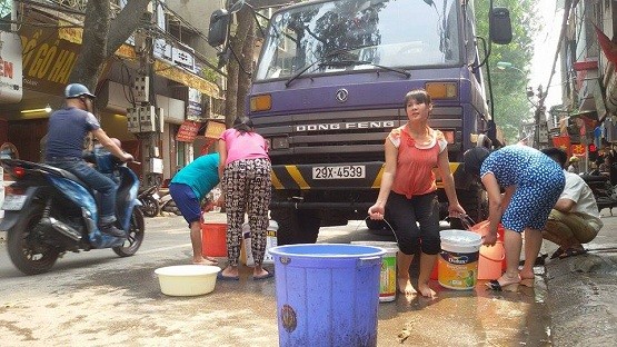 Khắc phục tình trạng thiếu nước sạch dịp hè tại Hà Nội Một khu mất nước tại Hà Nội hè 2017