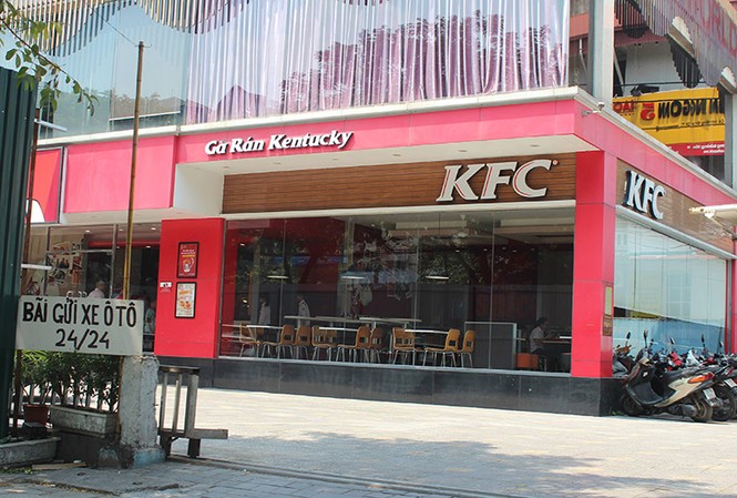 Hàng quán vẫn mở cửa đón khách sau lệnh cưỡng chế mương Nghĩa Đô Hàng quán vẫn mở cửa đón khách sau lệnh cưỡng chế mương Nghĩa Đô