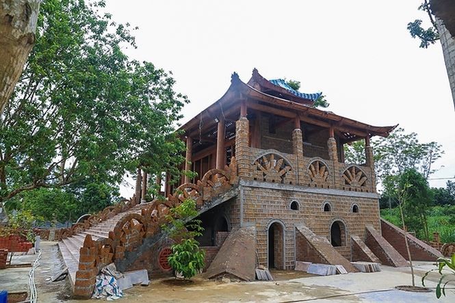 Cưỡng chế tháo dỡ 'cung điện công chúa' ở Ba Vì- Hà Nội Cưỡng chế tháo dỡ 'cung điện công chúa' ở Ba Vì- Hà Nội .