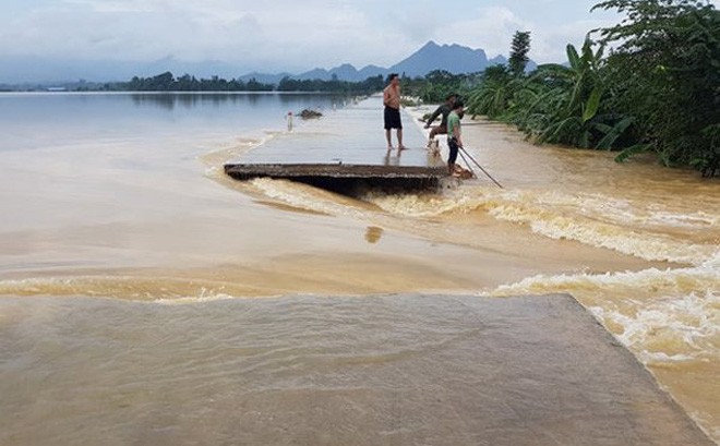Hà Nội: Cấp tập sửa chữa đê trước mùa lũ Đê Bùi 2 gặp sự cố vào ngày 12/10/2017.