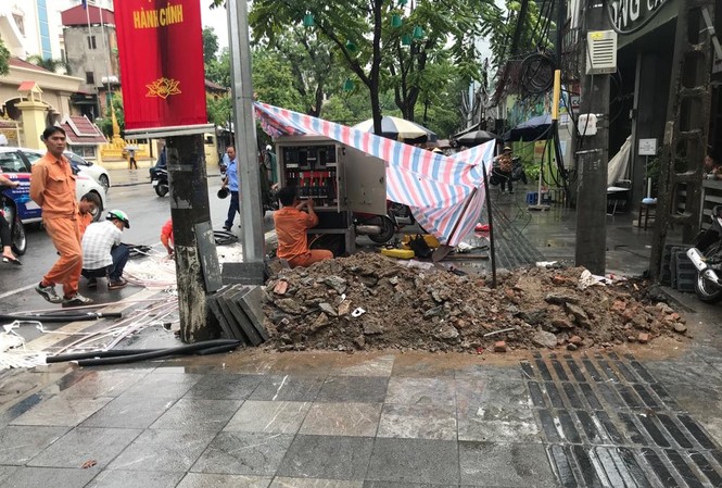 Vỉa hè Hà Nội vừa lát đá tự nhiên 'bền 70 năm' lại bị cày xới Vỉa hè Hà Nội vừa lát đá tự nhiên 'bền 70 năm' lại bị cày xới