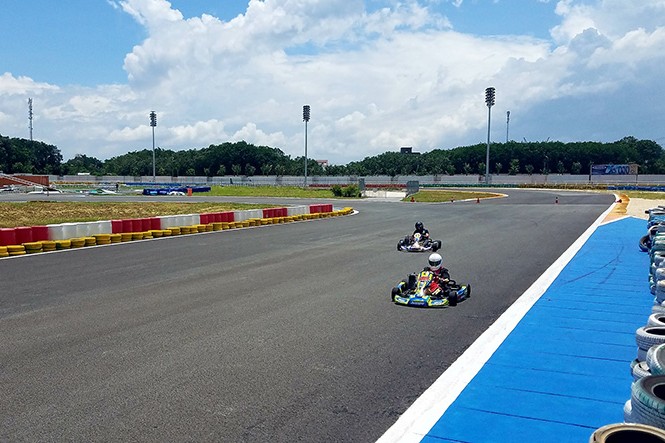 Tổ chức đua xe F1 trong trường đua rẻ hơn ngoài đường phố? Một giải đua Go-kart (F1 mini) được tổ chức tại Việt Nam