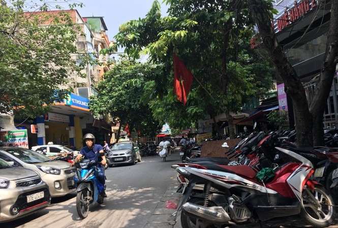 Nguy cơ cháy nổ từ những bãi xe quanh bến Giáp Bát Trông giữ xe tràn lan tại khu vực bến xe Giáp Bát