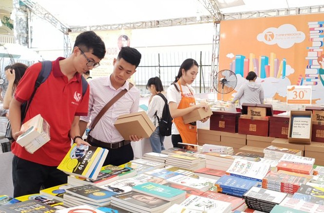 Trải nghiệm đọc sách với công nghệ số tại Hội sách Hà Nội lần 5 Độc giả hào hứng tham gia Hội sách Hà Nội 2018. Ảnh: Tình Lê