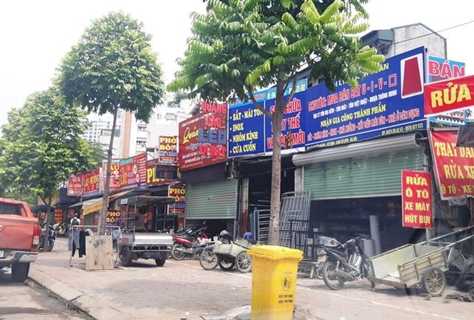 Hà Nội báo cáo vụ 'ki ốt bám đường trăm tỷ' Nhếch nhác trên phố Nguyễn Hoàng. Ảnh: Sỹ Lực