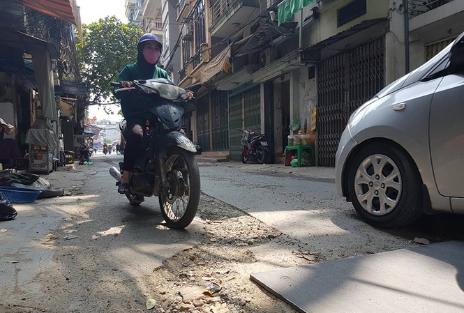 Hà Nội: Sau vỉa hè, lại khốn khổ vì đường bị đào xới khắp nơi Hà Nội: Sau vỉa hè, lại khốn khổ vì đường bị đào xới khắp nơi