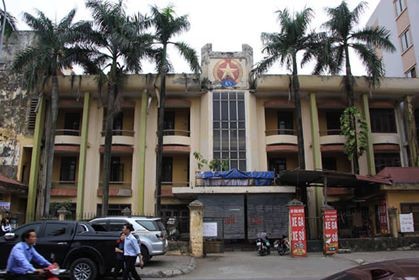 Hà Nội nghiêm cấm cho thuê, mượn trụ sở cũ Viện Kiểm sát nhân dân Tối cao (Quận Hà Đông) bị bỏ hoang, hiện được nhiều người dân tận dụng làm chỗ sửa chữa xe máy, mở hàng quán...