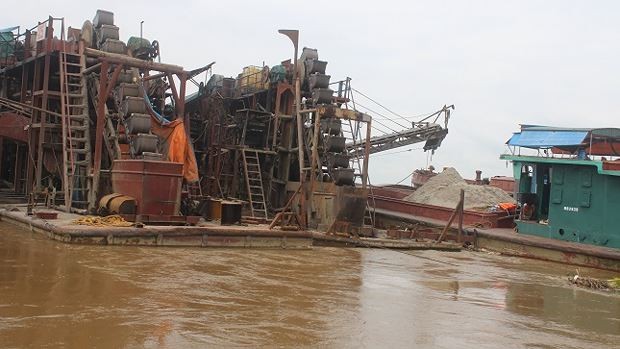 Dừng cấp phép dự án hút cát trên sông Hồng, sông Đuống Tàu hút cát trái phép trên sông Hồng bị lực lượng chức năng bắt giữ