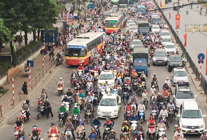 Kết thúc kỳ nghỉ lễ 2/9: Đường tắc, nhà xe chặt chém Ùn tắc kéo dài tại của ngõ phía Nam theo hướng vào trung tâm Hà Nội