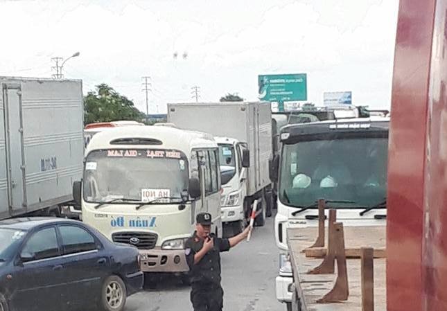 Tài xế vẫn trả tiền lẻ 'làm khó', trạm BOT QL5 báo cáo Bộ Giao thông Tránh ùn tắc kéo dài, sáng nay quản lý trạm thu phí QL5 và cảnh sát đã bố trí khu vực riêng để tài xế dùng tiền lẻ trả phí.