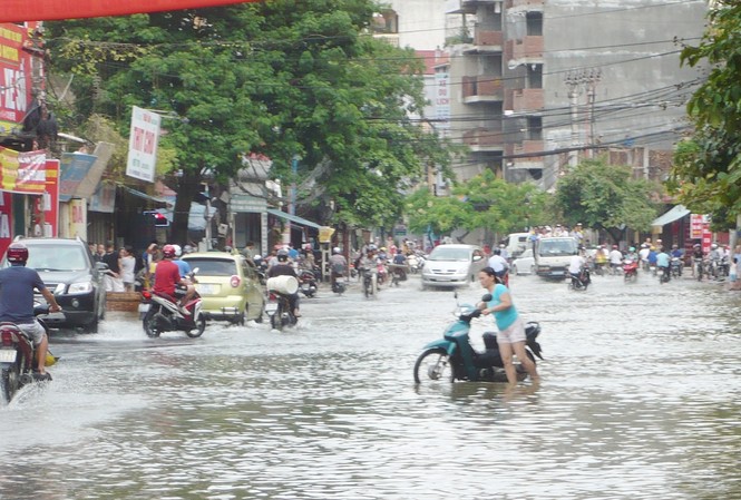 Hà Nội yêu cầu mở hết cửa hồ điều hòa để chống ngập bão số 10 Hà Nội yêu cầu mở hết cửa hồ điều để chống ngập bão số 10