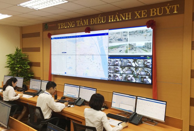 Hà Nội ra mắt trung tâm điều hành, ứng dụng tìm xe buýt Toàn bộ hoạt động của hơn 1.100 xe buýt tại Tổng Cty Vận tải Hà Nội từ nay sẽ được theo dõi tại Trung tâm điều hành.