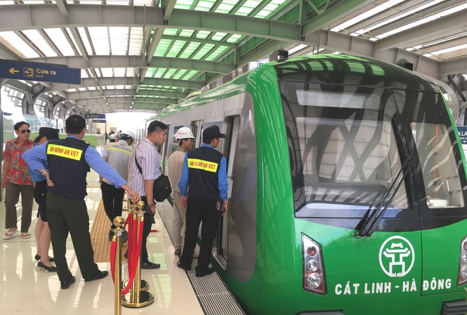 Đường sắt Cát Linh - Hà Đông “vỡ” tiến độ chạy thử: Chủ đầu tư nói gì? 1 trong 13 đoàn tàu tại dự án đường sắt Cát Linh – Hà Đông đã được nhập về