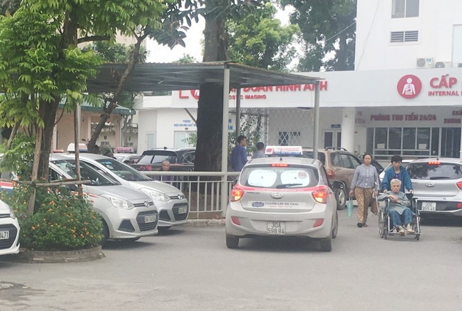 Mới nhất vụ taxi độc quyền tại bệnh viện ‘chặt chém’ người dân Do bị taxi hoạt động trong các bệnh viện từ chối đi "cuốc" ngắn, nhiều bệnh nhân đã được người nhà đẩy xe ra ngoài đường để bắt xe khác. Ảnh: Anh Trọng