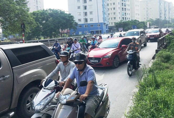 Khắc phục điểm đen ùn tắc ở 'đường cong mềm mại' dẫn vào Linh Đàm Hiện đường Lê Đức Thọ thường xuyên xảy ra ùn tắc hàng ngày