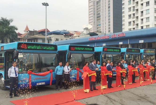 Hà Nội có tuyến xe buýt đầu tiên sử dụng xe sàn thấp Ngoài sự tiện nghi, lãnh đạo Transerco cho biết, xe mới trên tuyến 03 còn là tuyến buýt đầu tiên tại Hà Nội sử dụng xe sàn thấp.