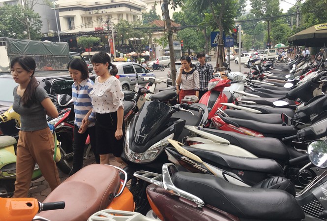 Hà Nội thu bao nhiêu tiền từ phí lòng, hè đường? Trông xe trên vỉa hè Hà Nội