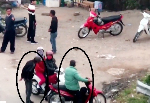 Bắt nhóm trấn lột tiền người đi đường tại nút Pháp Vân Hiện trường các đối tượng (vòng tròn) đang chặn đầu xe, đòi tiền người đi đường tại nút Pháp Vân (cảnh cắt từ Clip hiện trường)