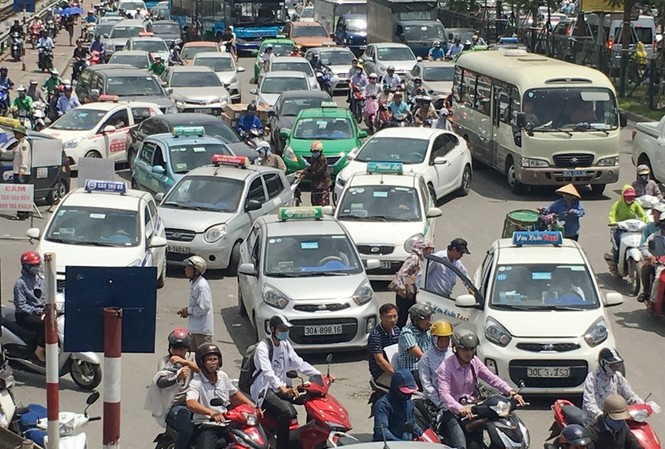 Xử lý nhiều taxi “bịt” cổng bệnh viện Taxi dàn hàng bắt khách trước cổng BV Bạch Mai