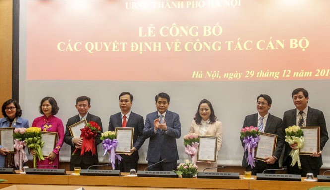 Hà Nội bổ nhiệm nhiều cán bộ trẻ làm lãnh đạo sở, ngành Tại buổi lễ sáng 29/12, Chủ tịch UBND thành phố Hà Nội Nguyễn Đức Chung đã trao trao quyết định và tặng hoa cho các cán bộ nghỉ hưu và được bổ nhiệm mới.