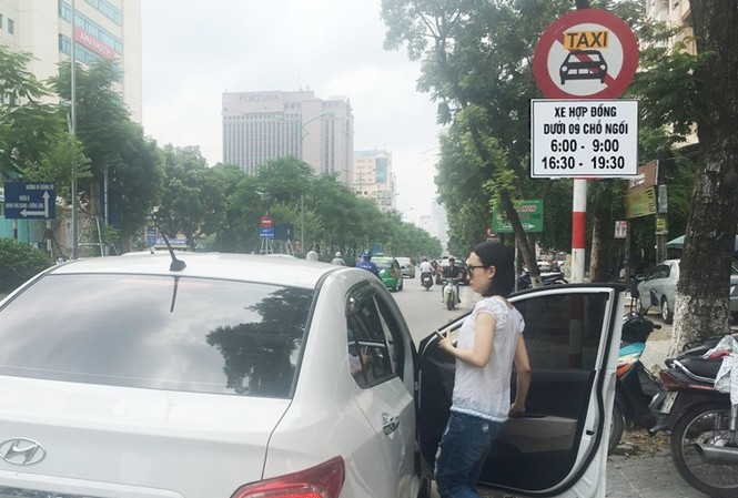Hà Nội cắm biển cấm xe hợp đồng trên phố cấm taxi Trên các tuyến phố cấm taxi Hà Nội từ nay có thêm biển cấm xe hợp đồng dưới 9 chỗ