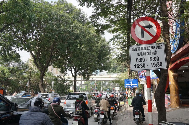 Xử lỗi kép đối với Uber, Grab đi vào phố cấm Hiện Hà Nội còn 11 tuyến phố cấm taxi và xe công nghệ
