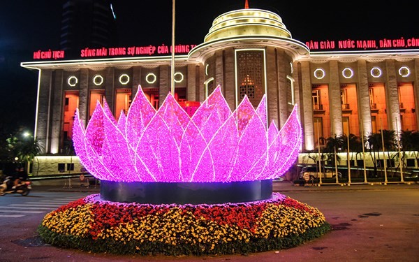 Hà Nội trang trí đèn LED nghệ thuật đón Tết Hình tượng hoa sen sẽ là điểm nhất chính của đèn trang trí Tết Hà Nội năm nay