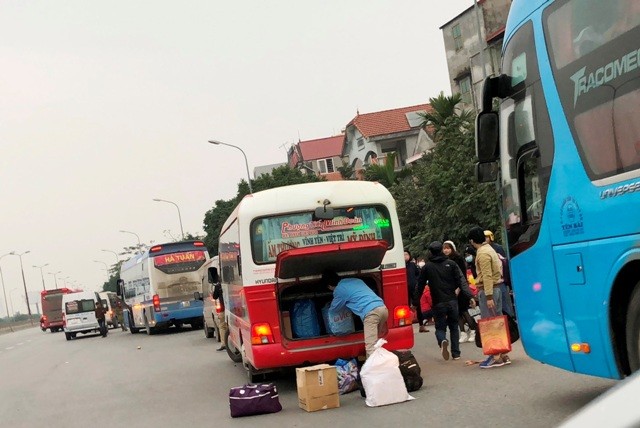 Bến 'công' chen lấn, 'bến lậu' nhộn nhịp Bến 'công' chen lấn, 'bến lậu' nhộn nhịp