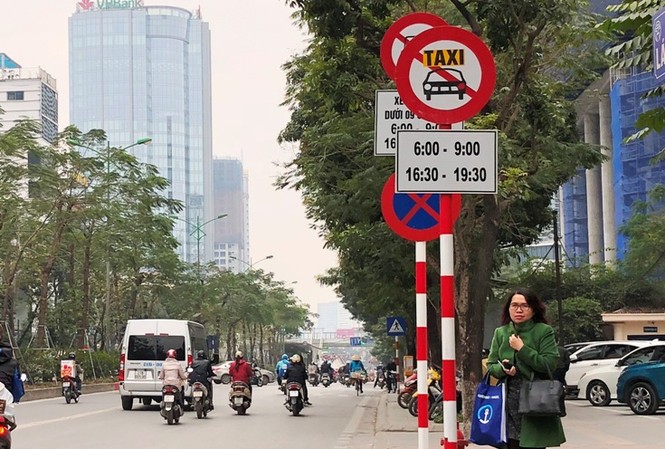 Xe Uber, Grab đi vào phố cấm taxi sẽ xử lý tài xế và chủ quản Cùng với cấm taxi, trên 11 tuyến phố trung tâm Hà Nội hiện có thêm biển cấm xe hợp đồng dưới 9 chỗ (phía sau)