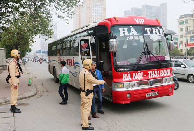 'Nắn' lộ trình trên 400 lượt xe khách qua Hà Nội CSGT Hà Nội xử lý xe khách chạy trái, tuyến xuyên tâm trên đường vành đai 3.