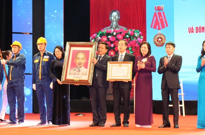 Cty Thoát nước Hà Nội đón nhận Huân chương Lao động hạng Nhất Phó Chủ tịch nước Đặng Thị Ngọc Thịnh trao quyết định tặng thưởng Huân chương Lao động hạng Nhất cho Công tyThoát nước Hà Nội sáng 28/3.