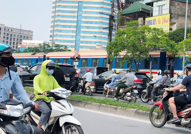 Cảnh sát nói gì về vụ tàu hỏa đâm xe ba bánh? Vụ tai nạn đường sắt, gây tắc đường tại nút giao thông Kim Liên sáng 8/5