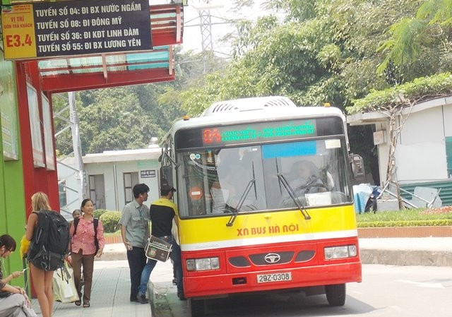 Lãnh đạo Sở GTVT Hà Nội lên tiếng về việc khách đi xe buýt sụt giảm Hà Nội hiện có 112 tuyến buýt và 6 tháng đầu năm 2018 vận chuyển được 221 triệu lượt hành khách