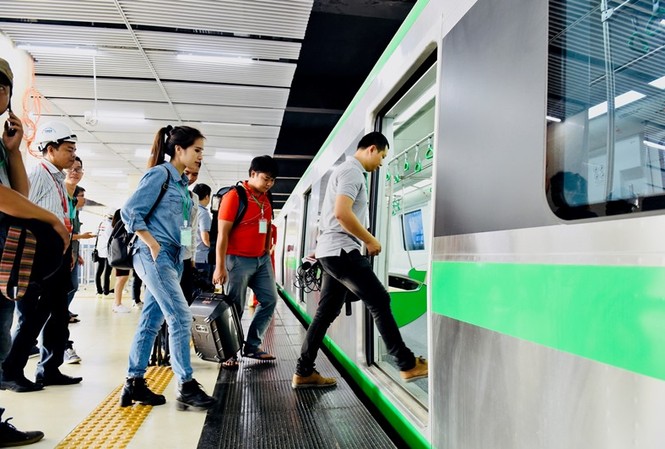 Đi đường sắt từ Yên Nghĩa đến Cát Linh mất tối đa 20 phút Với quãng đường 13,1 km, sau khi đi vào hoạt động tuyến Metro số 2A chỉ đi hết 15 đến 20 phút. Ảnh: Như Ý