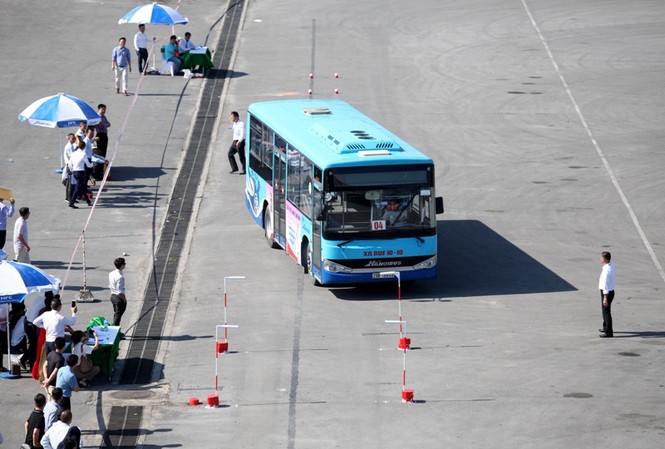 Lái xe buýt điêu luyện hoàn thành bài thi lái xe an toàn 2018 Hội thi xe lái xe buýt giỏi, an toàn Hà Nội sáng 29/9