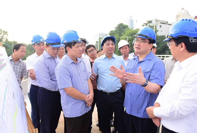 Bí thư Hà Nội yêu cầu xong cầu vượt An Dương trước 10/10 Bí thư Thành Ủy kiểm tra, nghe báo cáo tiến độ cầu vượt An Dương tại hiện trường